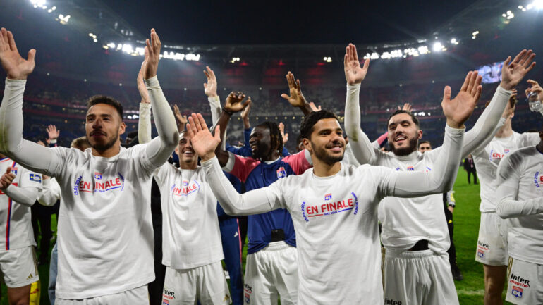 Les joueurs de l'OL fêtent leur qualification avec les supporters