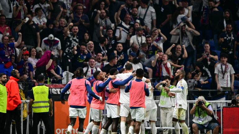 Les joueurs de l'OL fêtent la victoire contre Brest