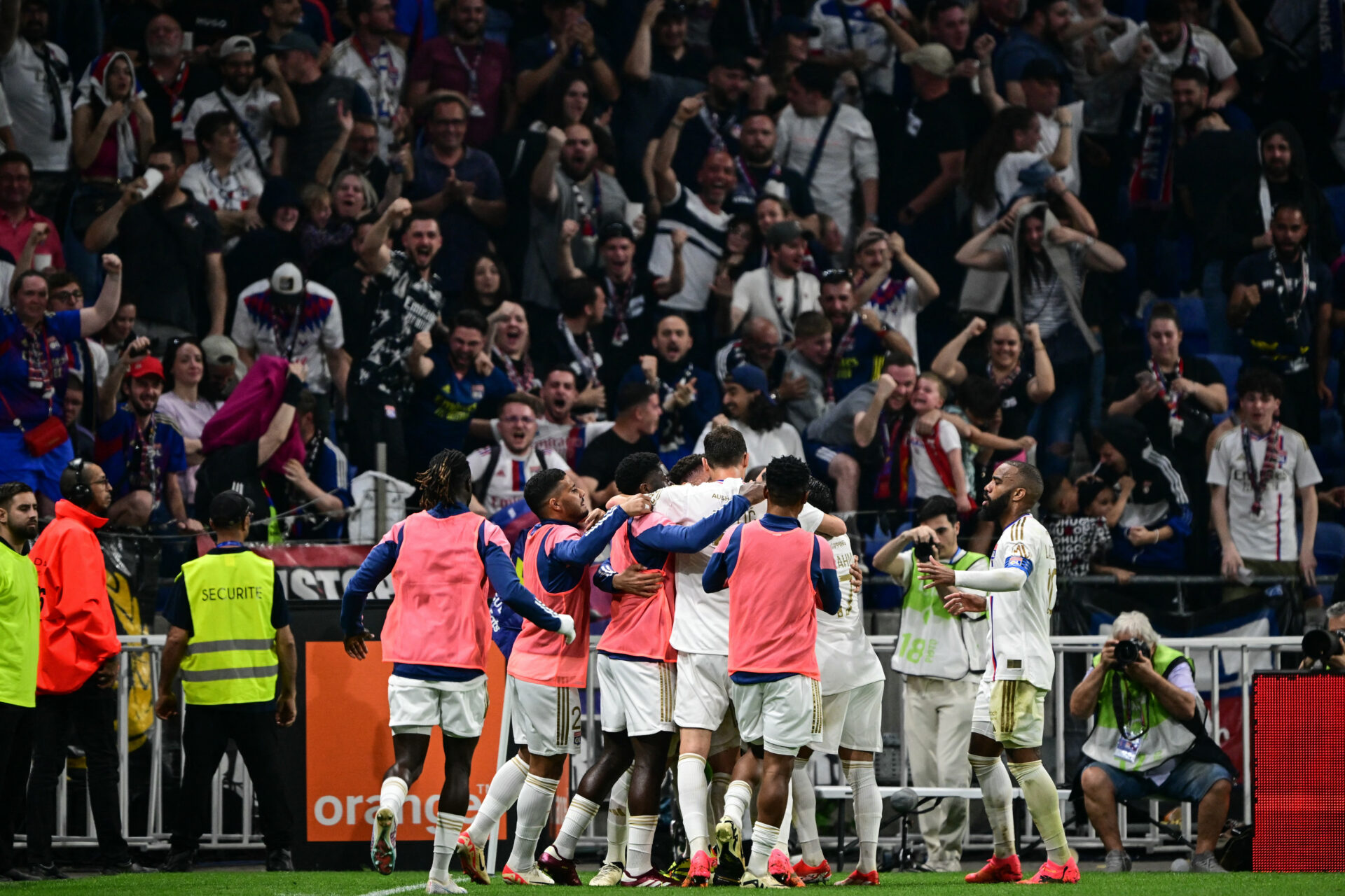 Les joueurs de l'OL fêtent la victoire contre Brest