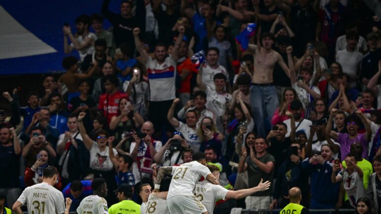 Les joueurs de l'OL célèbrent leur victoire contre Brest avec les supporters