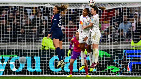 Eva Gaetino (PSG) au duel avec Wendie Renard et Damaris Egurrola (OL)