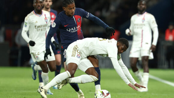 Senny Mayulu (PSG) au duel avec Ainsley Maitland-Niles( OL)