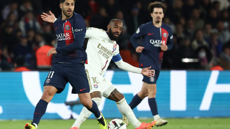 Alexandre Lacazette (OL) devant Marco Asensio (PSG)