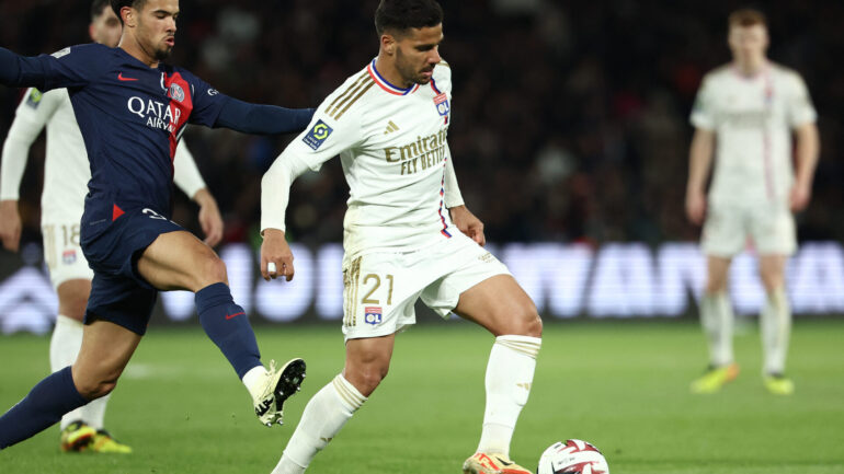 Henrique (OL) face à Warren Zaïre-Emery (PSG)