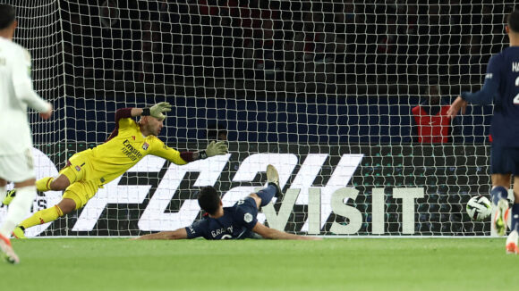 Anthony Lopes obligé de s'incliner devant Ramos lors de PSG - OL