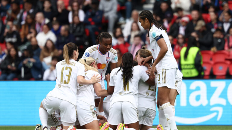 Les joueuses de l'OL fêtant le but de Selma Bacha contre le PSG