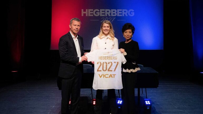 Ada Hegerberg entourée de Vincent Ponsot et Michele Kang