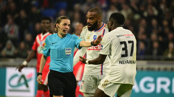 Nuamah et Lacazette entourent Stéphanie Frappart, arbitre d'OL - Valenciennes