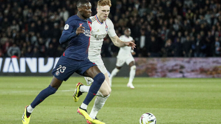 Jake O'Brien (OL) et Kolo Muani (PSG)