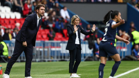 Sonia Bompastor (OL) aux côtés de Jocelyn Prêcheur (PSG)