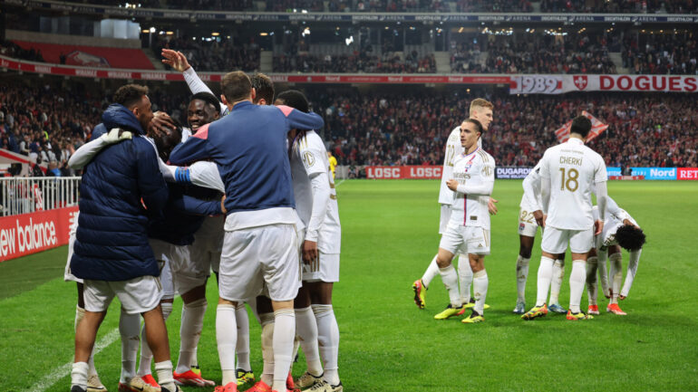 Les joueurs de l'OL heureux après leur victoire à Lille