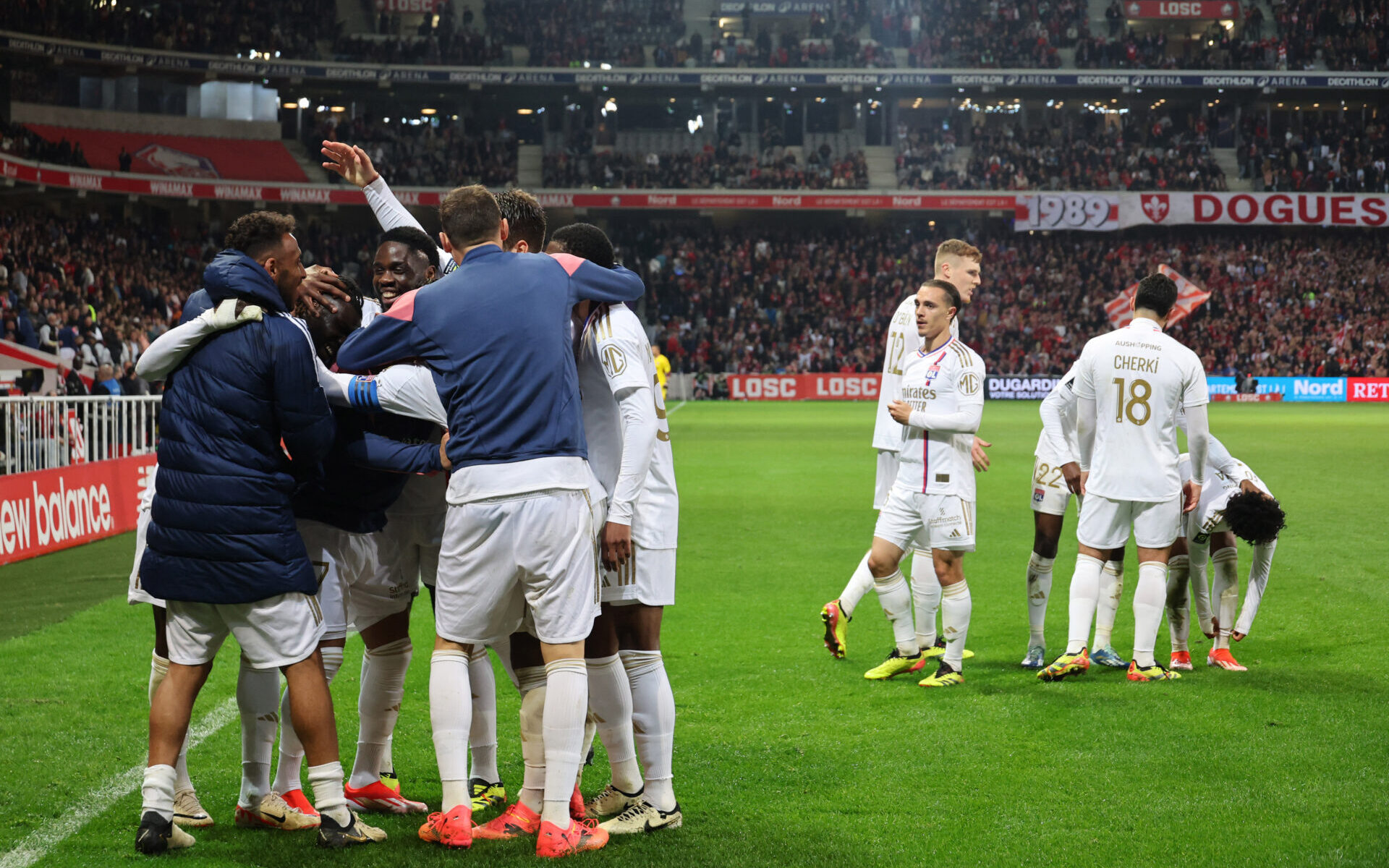 Les joueurs de l'OL heureux après leur victoire à Lille