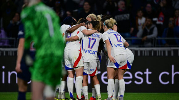 Les joueuses de l'OL célèbrent l'un des buts contre le PSG