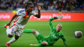 Melchie Dumornay subtilise le ballon à Katarzyna Kiedrzynek lors d'OL - PSG