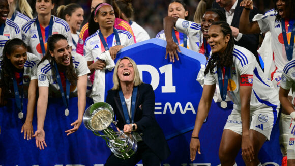 Sonia Bompastor célèbre son 3e titre de championne avec l'OL