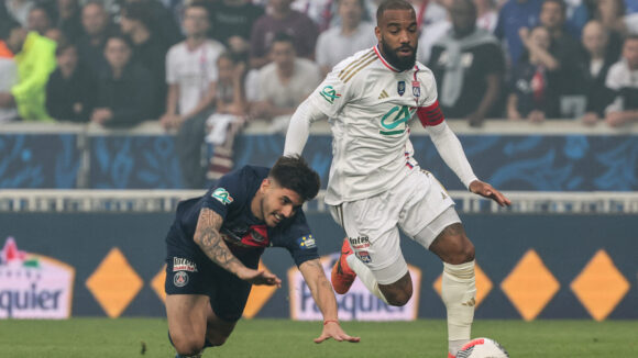 Alexandre Lacazette face à Lucas Beraldo en finale de la Coupe de France OL - PSG