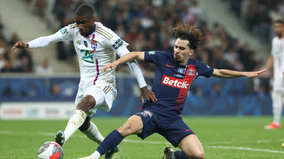 Clinton Mata face à Vitinha lors d'OL - PSG en finale de Coupe de France