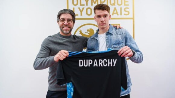 Florent Duparchy lors de la signature de son contrat à l'OL avec Juninho