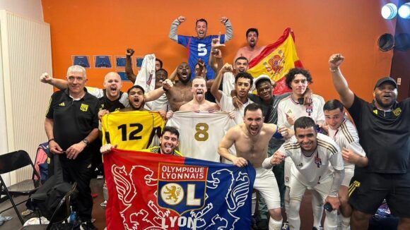 Les joueurs de l'OL Futsal célébrant leur titre en Régional 1