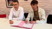 Erawan Garnier avec Jean Sudres lors de la signature du contrat stagiaire avec l'OL