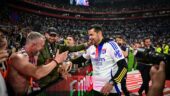 Pierre Sage (OL) avec les supporters