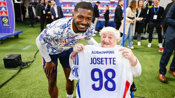 Ainsley Maitland-Niles a offert un maillot de l'OL à Josette pour ses 98 ans