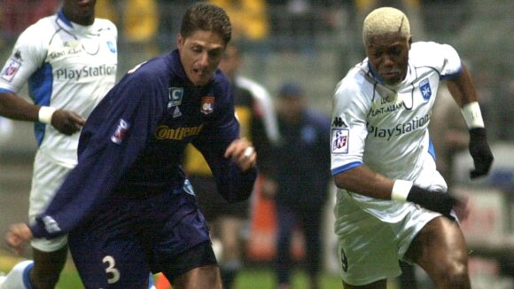 Djibril Cissé face à Edmilson lors d'Auxerre - OL