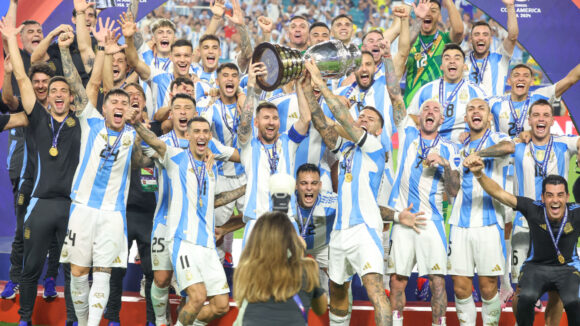 Lionel Messi soulèvent la Copa América remportée par l'Argentine