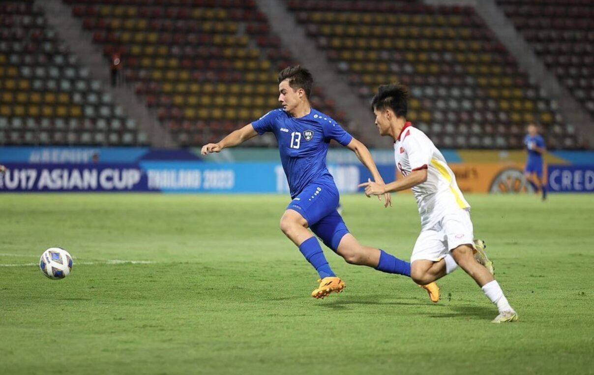 Bekhruz Djumatov, défenseur ouzbek, à l'essai avec l'OL