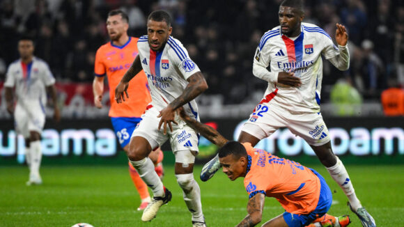 Corentin Tolisso et Clinton Mata (OL) au duel avec Mason Greenwood (OM)