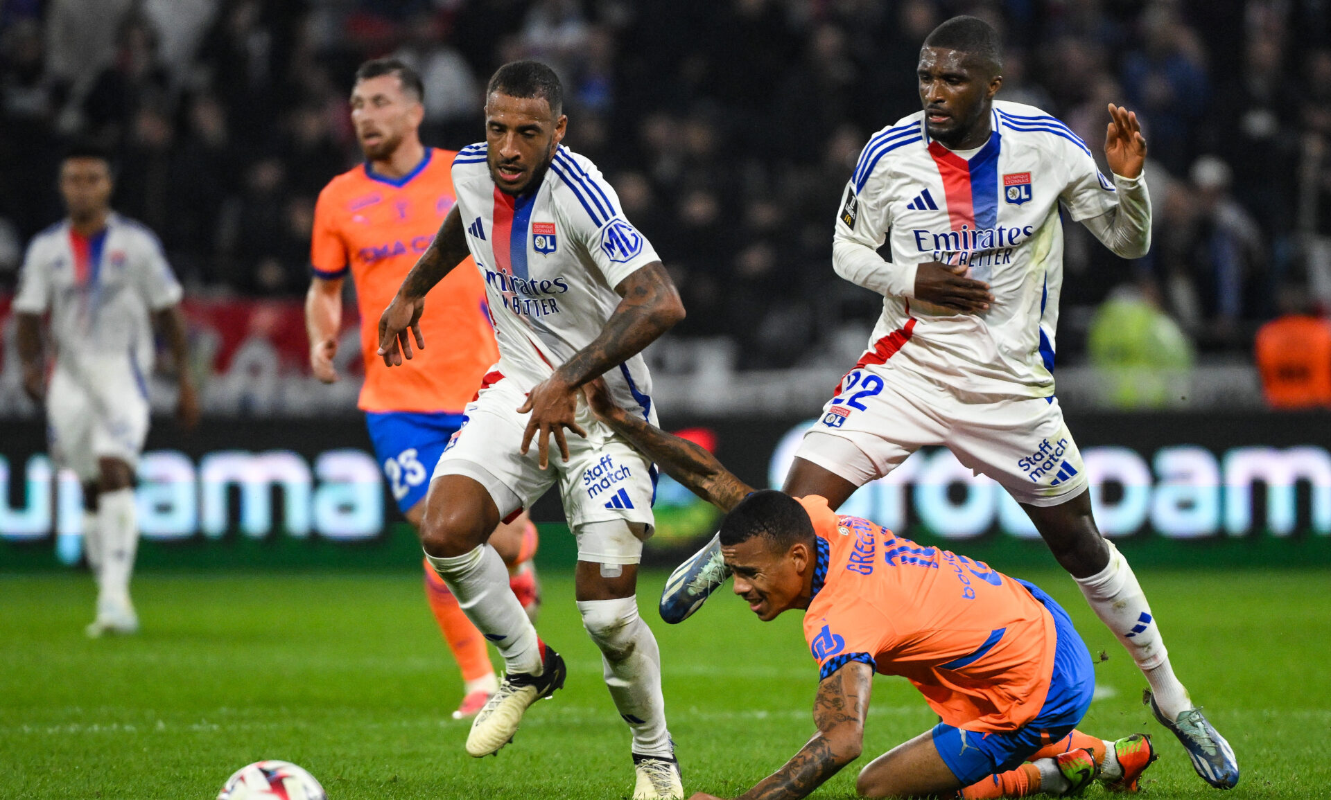 Corentin Tolisso et Clinton Mata (OL) au duel avec Mason Greenwood (OM)