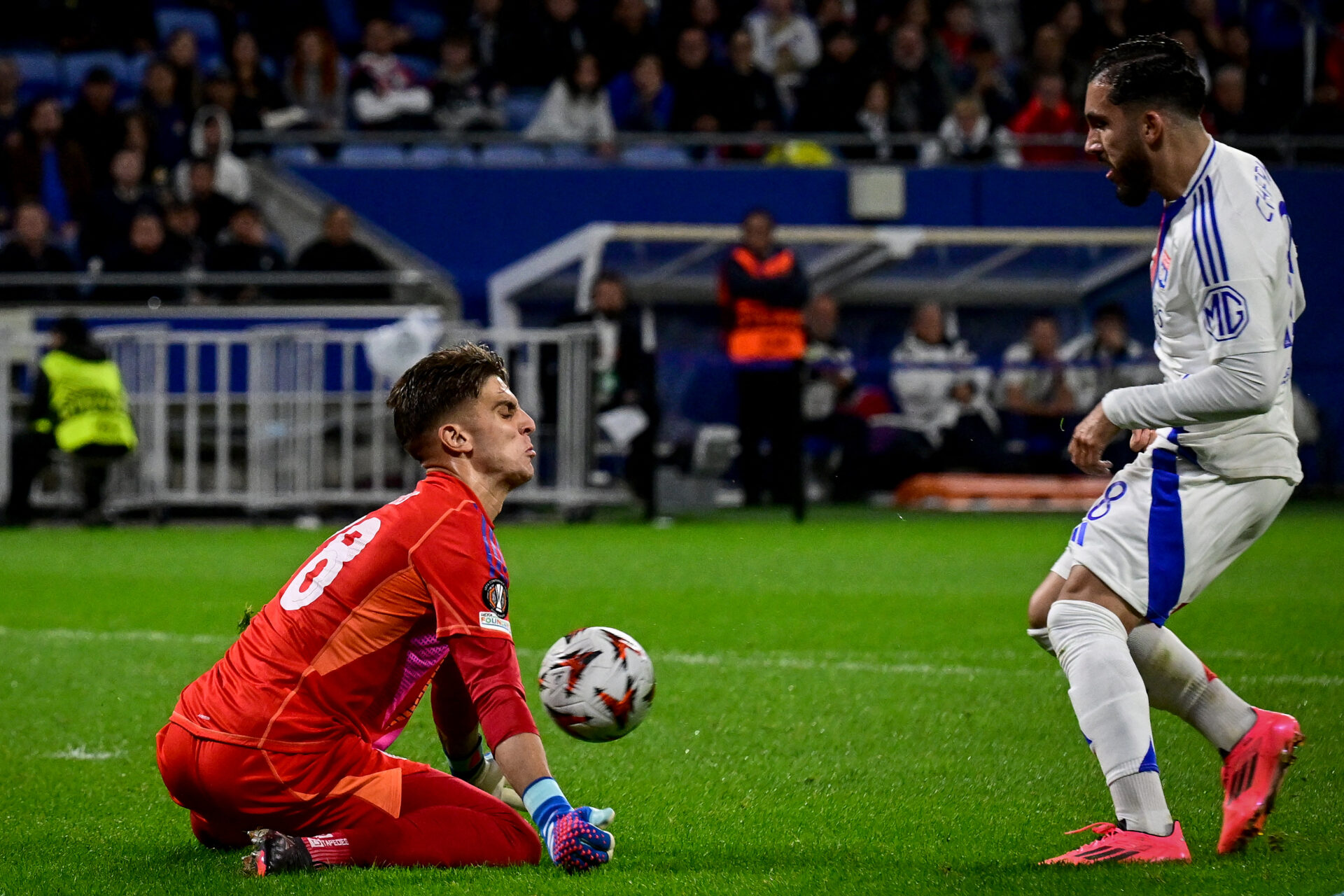 Rayan Cherki (OL) bute sur le gardien de l'Olympiakos