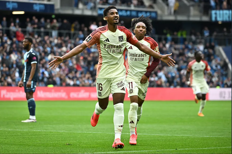 Abner fêtant son premier but avec l'OL contre Le Havre