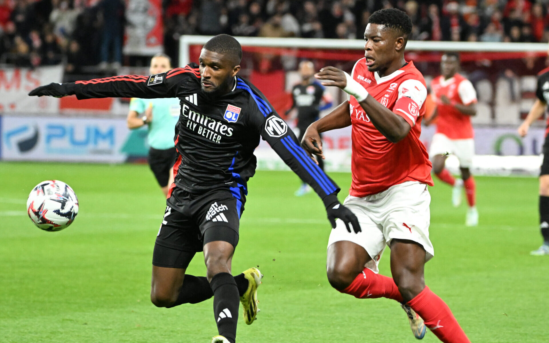 Clinton Mata (OL) et Munetsi (Reims)
