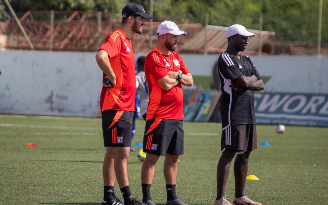 De gauche à droite : Joseph Girin (analyste du jeu) et Julien Negri (manager cellule internationale et éducateur préformation) de l'OL.