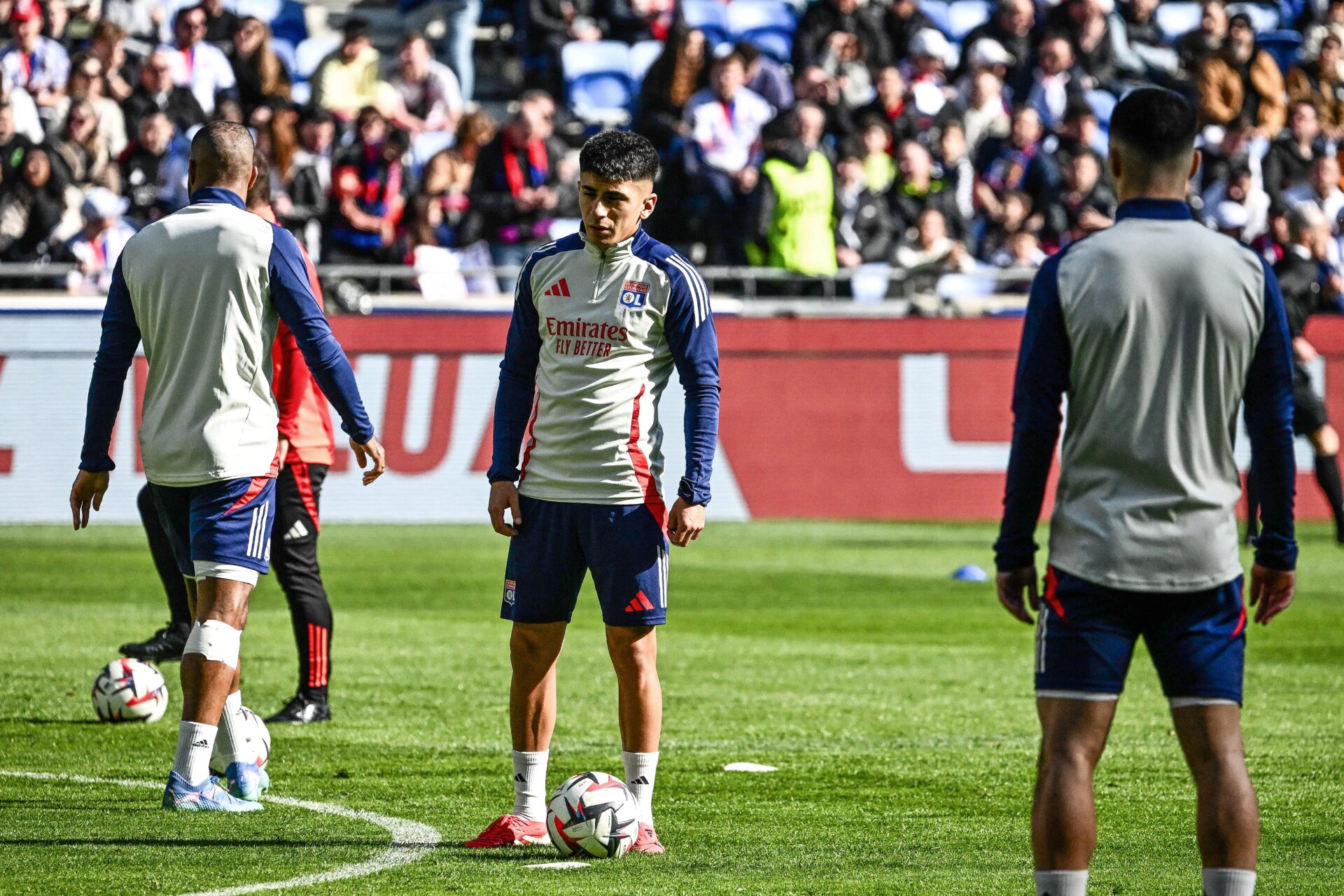 Thiago Almada à l'échauffement avant OL - Brest