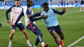 Ernest Nuamah et Moussa Niakhaté, joueurs de l'OL, à l'échauffement