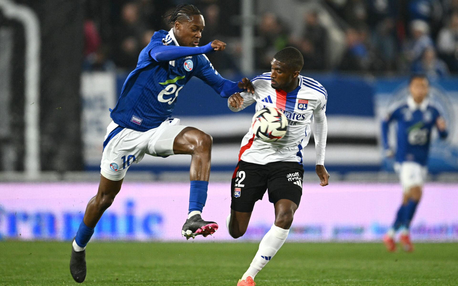 Clinton Mata (OL) face à Emegha (Strasbourg)