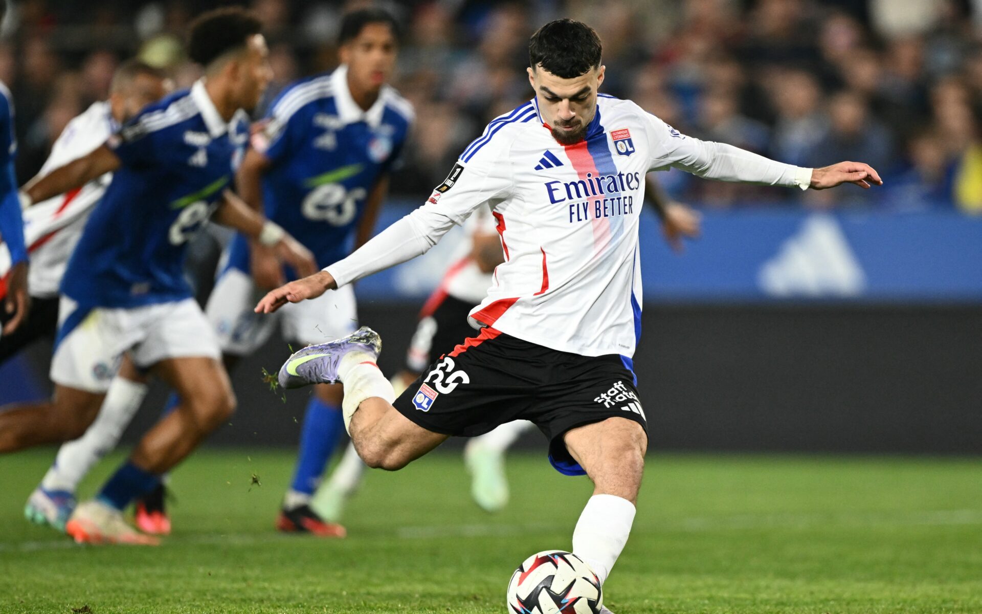 Georges Mikautadze (OL) marque sur penalty contre Strasbourg