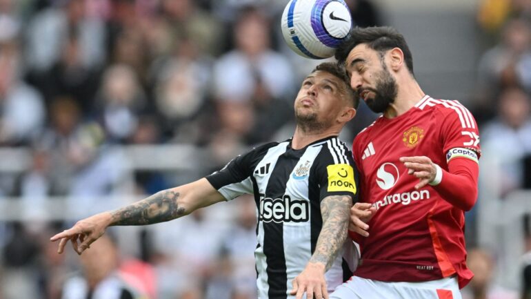 Bruno Fernandes au duel avec Keiran Trippier lors de Newcastle - Manchester United