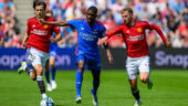 Clinton Mata face à Mason Mount lors de l'amical Manchester United - OL