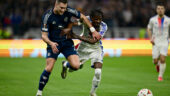 Paul Akouokou face à Diogo Dalot lors d'OL - Manchester United