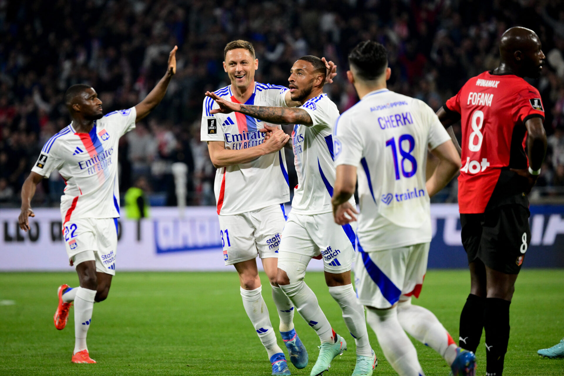 Corentin Tolisso célèbre son but avec ses coéquipiers lors d'OL - Rennes