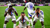 Moussa Niakhaté et Clinton Mata faisant la célébration de Georges Mikautadze lors d'OL - Rennes