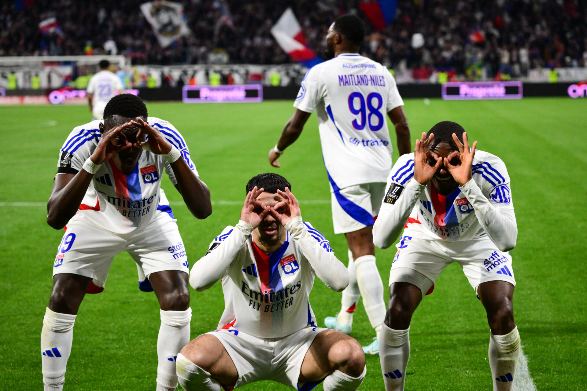 Moussa Niakhaté et Clinton Mata faisant la célébration de Georges Mikautadze lors d'OL - Rennes