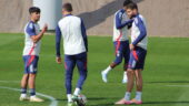 Alejandro Gomes Rodriguez en discussions avec Nemanja Matic et Duje Caleta-Car à l'entraînement de l'OL