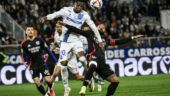 Alexandre Lacazette face à Sinaly Diomandé lors d'Auxerre - OL