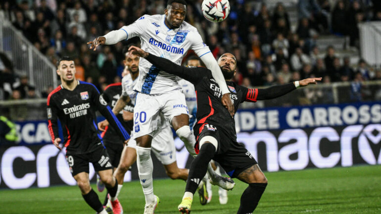 Alexandre Lacazette face à Sinaly Diomandé lors d'Auxerre - OL