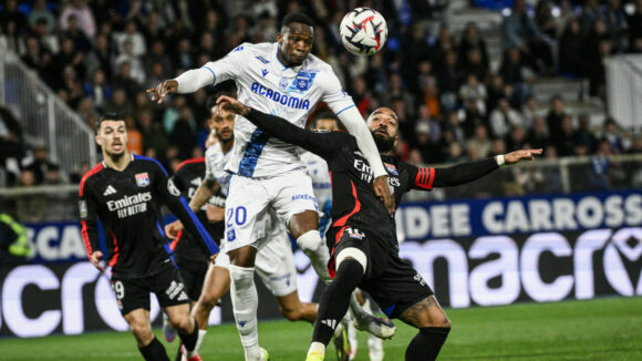 Alexandre Lacazette face à Sinaly Diomandé lors d'Auxerre - OL