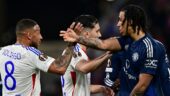 Corentin Tolisso face à Leny Yoro lors d'OL - Manchester United